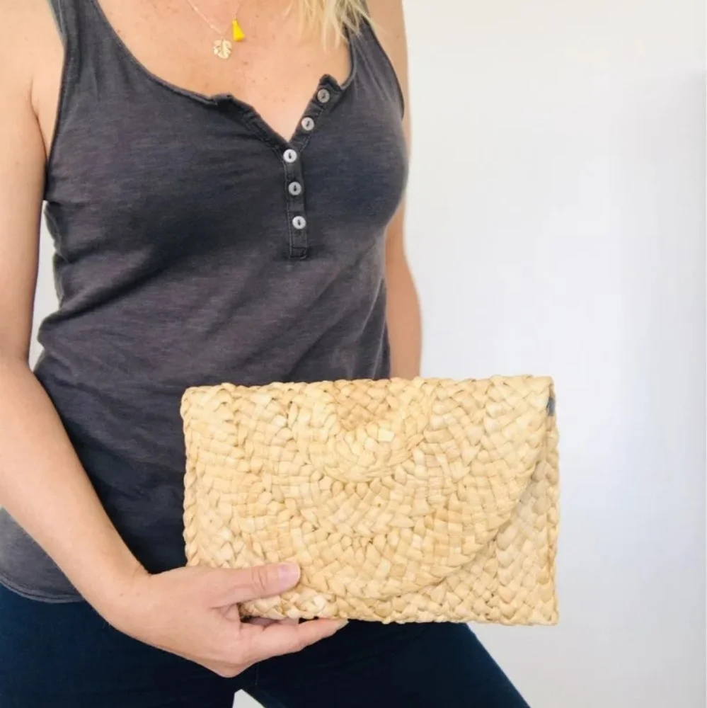 Handwoven Natural Straw Clutch - Picture 2 of 6